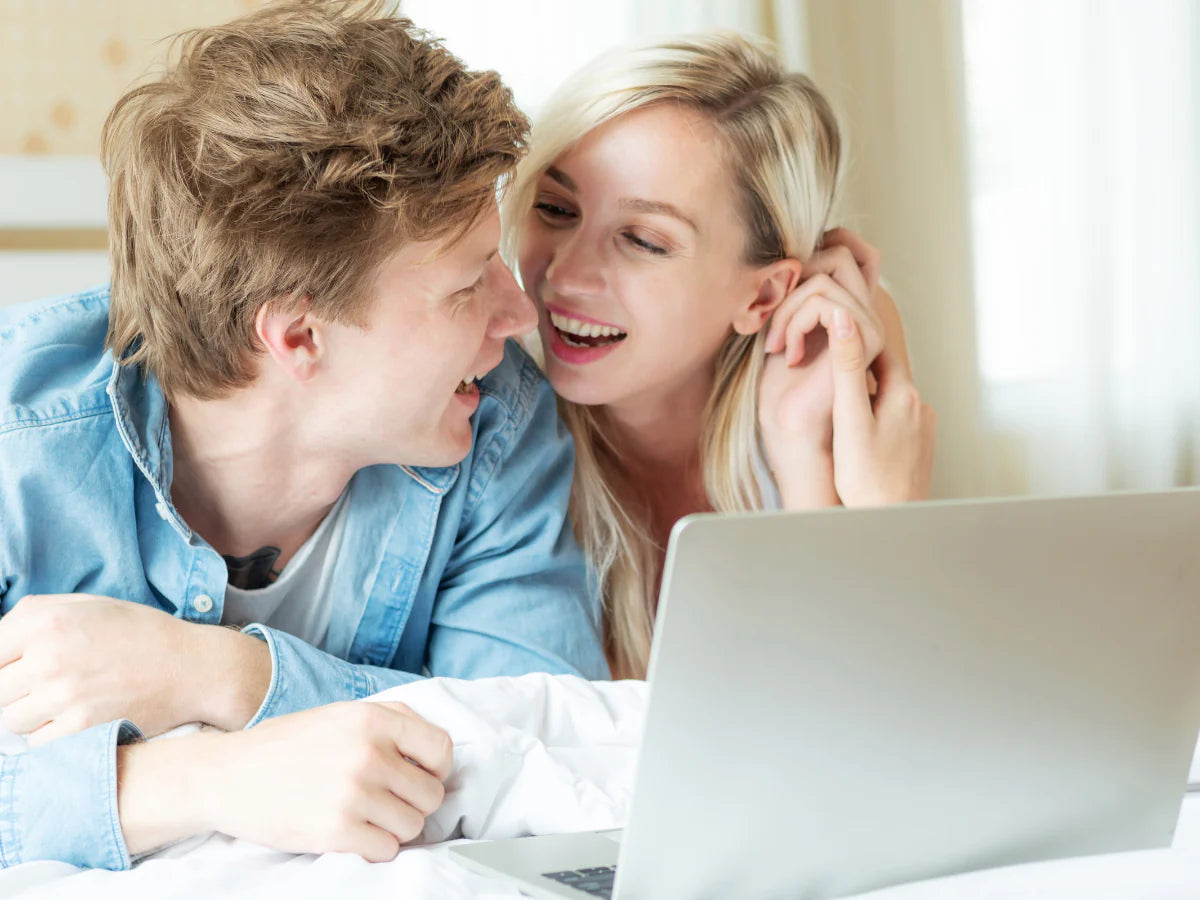 Le porno en couple : alors, on essaie ?