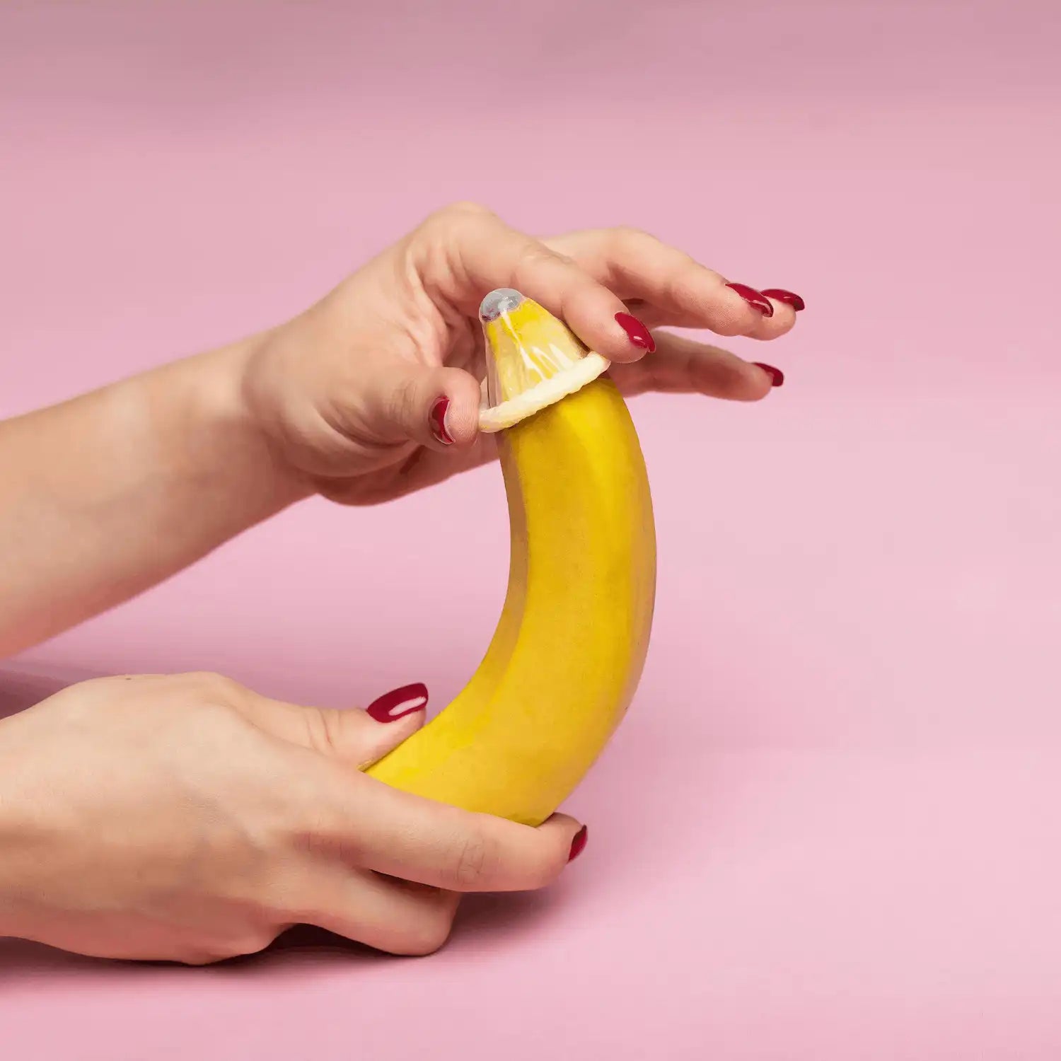 Stop aux moments de gêne : on érotise le préservatif