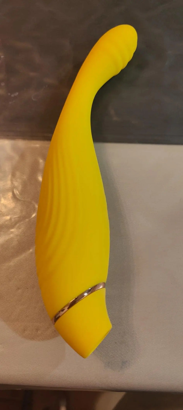 Banana power sextoy 2in1 clitoral stimulator and G-spot vibrator by Mo Goliate Banana power sextoy 2in1 clitoral stimulator and G-spot vibrator by Mo Goliate